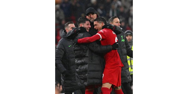 Abrazados afectuosamente, el entrenador y los jugadores del Liverpool celebraron su victoria en el contraataque